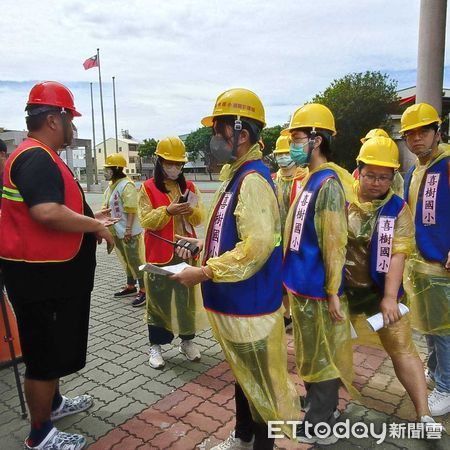 ▲台南市教育局於喜樹國小辦理校園颱洪示範演練，模擬強降雨淹水撤離情境。（記者林東良翻攝，下同）