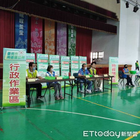 ▲台南市教育局於喜樹國小辦理校園颱洪示範演練，模擬強降雨淹水撤離情境。（記者林東良翻攝，下同）