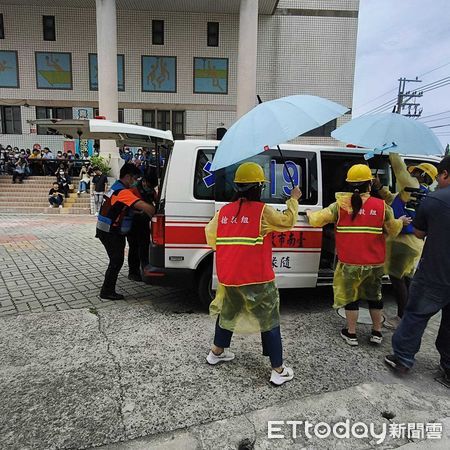 ▲台南市教育局於喜樹國小辦理校園颱洪示範演練，模擬強降雨淹水撤離情境。（記者林東良翻攝，下同）