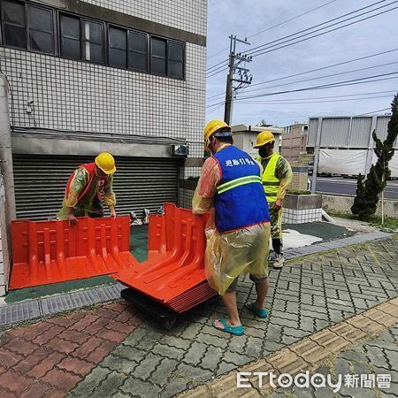 ▲台南市教育局於喜樹國小辦理校園颱洪示範演練，模擬強降雨淹水撤離情境。（記者林東良翻攝，下同）
