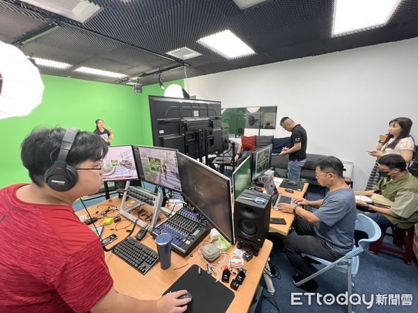 ▲台南市XR數位共學中心攜手雲科大團隊開發VR教材《紫斑蝶大蒐秘》，學生體驗沉浸式學習。（記者林東良翻攝，下同）