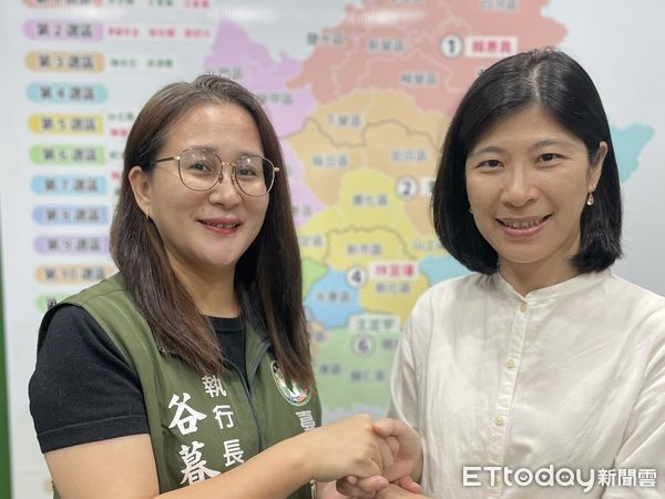 ▲民進黨台南市黨部人事異動，新任執行長陳怡如與卸任執行長谷暮．哈就交接，黨務不中斷。（圖／記者林東良翻攝，下同）