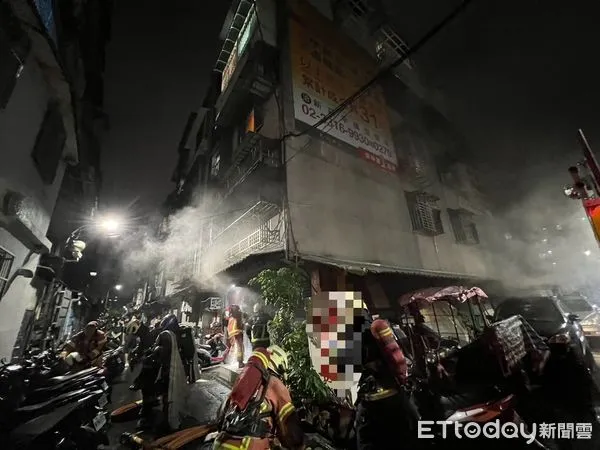 ▲新莊住宅晚間起火，一男子昏迷送醫搶救中。（圖／記者陳以昇翻攝）