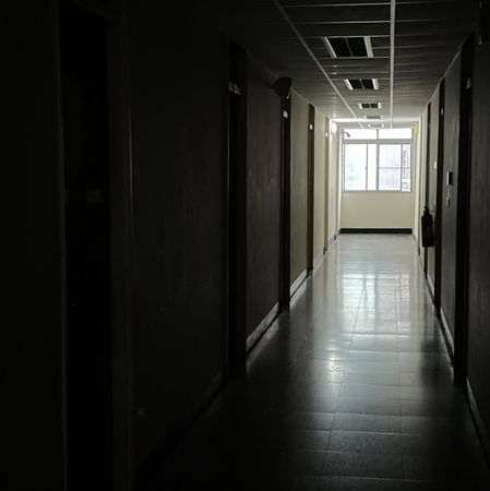 ▲成大宿舍28日晚間突然停電，引發學生驚呼一片，經查停電真相竟是「老鼠」誤闖用電設備，台電表示停電屬「用戶內線事故」，已派員協助處理。（圖／翻攝自/threads/ clu_seven_eleven）