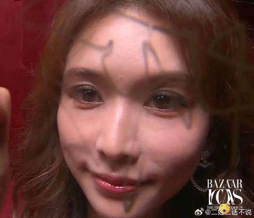 ▲▼芭莎紅毯「鏡頭簽名」變照妖鏡　網：沒去的很幸運。（圖／翻攝自微博）