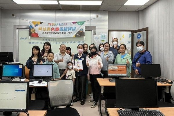 ▲桃園新住民免費學AI電腦課程