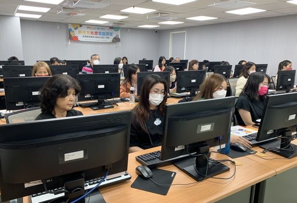 ▲桃園新住民免費學AI電腦課程