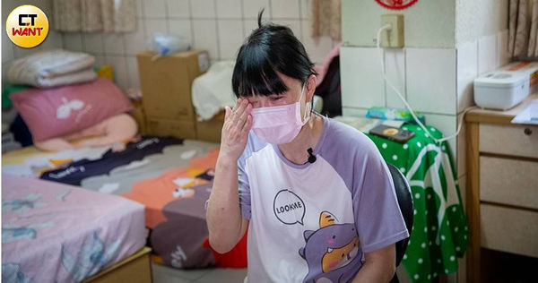 錢錢媽想到愛女如今2歲多，卻只能癱瘓在床、終身都需要專人照顧，忍不住悲從中來、淚流不止。（圖／劉耿豪攝）