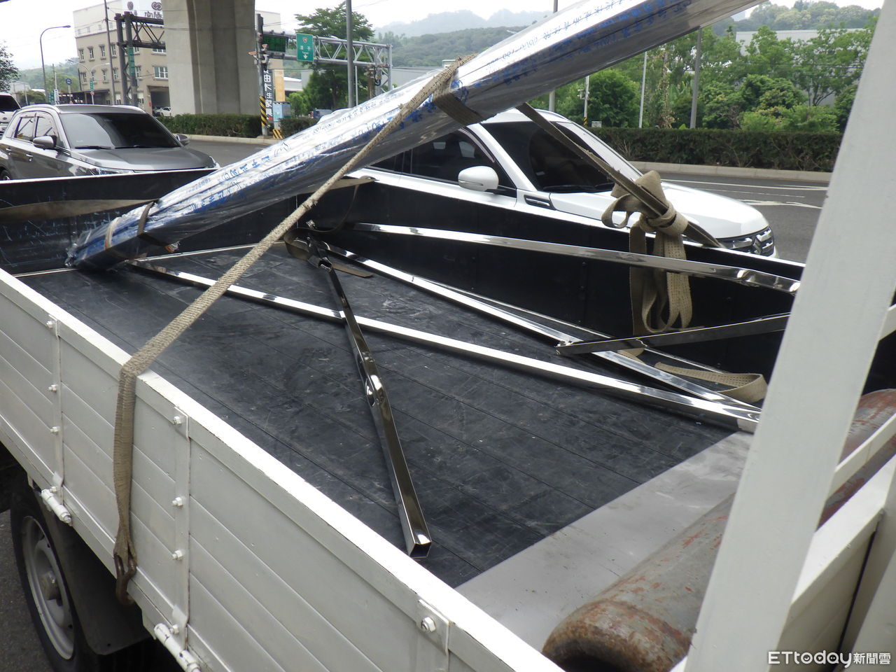 台74線貨車沒綁緊！40根鐵條高速射對向　2車「中箭」畫面曝