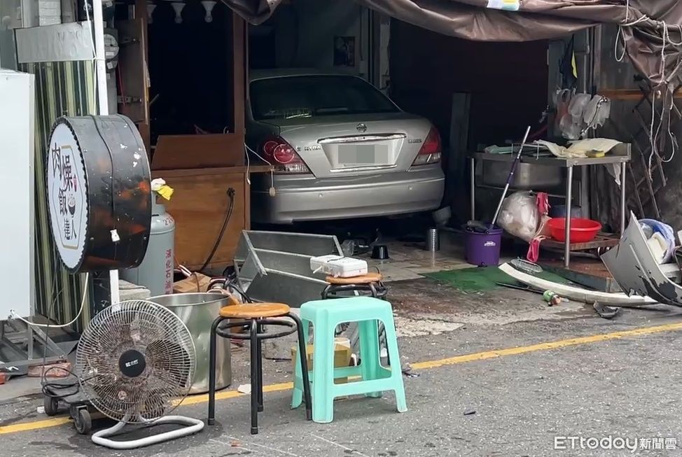 台南駕駛開出停車場暴衝！衝進肉燥飯店家　滷蛋、小菜掉滿地