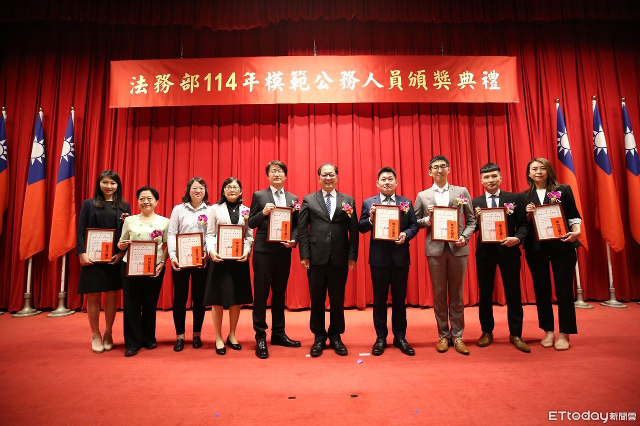從偵破洗錢到守護國安　鄭銘謙讚19位模範公務員是「司法脊梁」