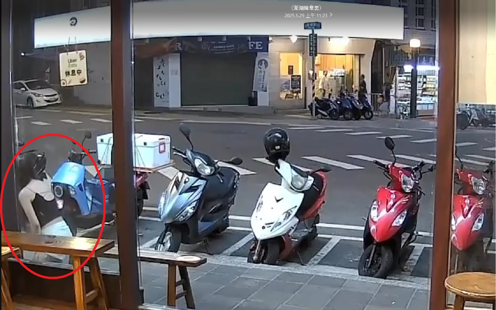 ▲兩名男子在馬公市的街頭打架，熱褲妹在旁邊很急             。（圖／地方中心翻攝）