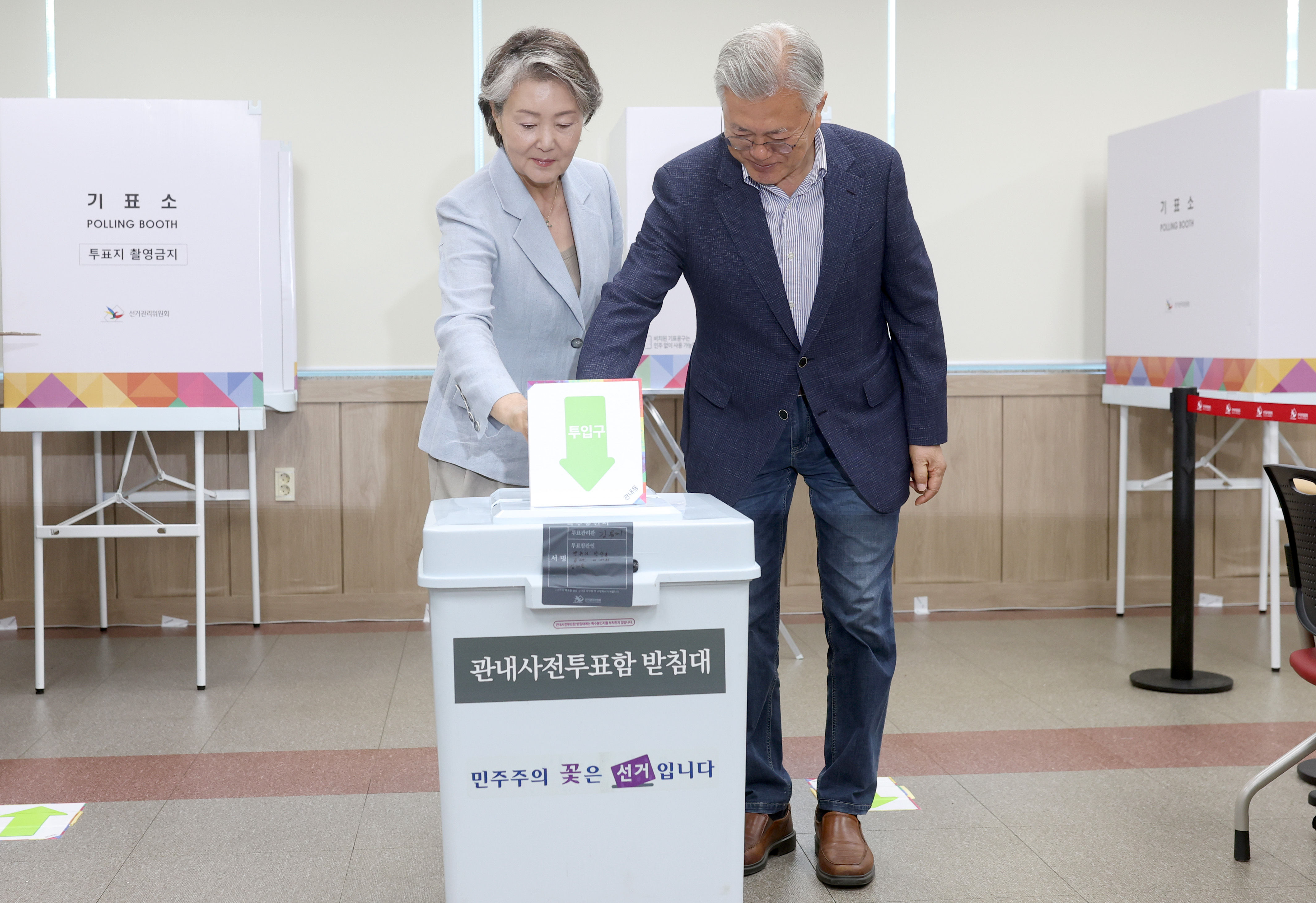 ▲▼南韓前總統文在寅29日上午前往投票所進行事前投票。（圖／達志影像）