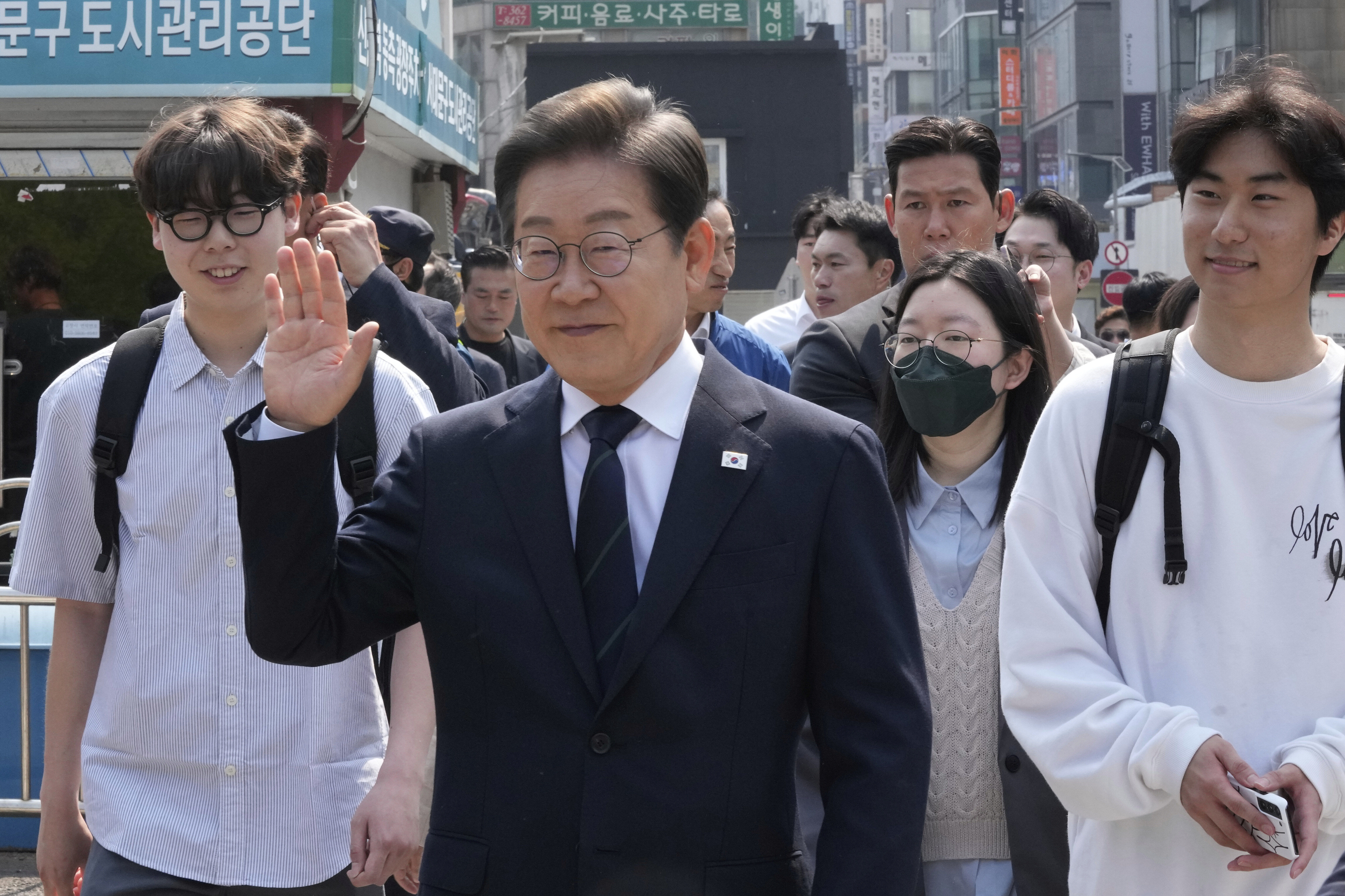 ▲▼南韓共同民主黨候選人李在明29日上午抵達首爾市西大門區新村，和青年們一起完成事前投票。（圖／達志影像／美聯社）