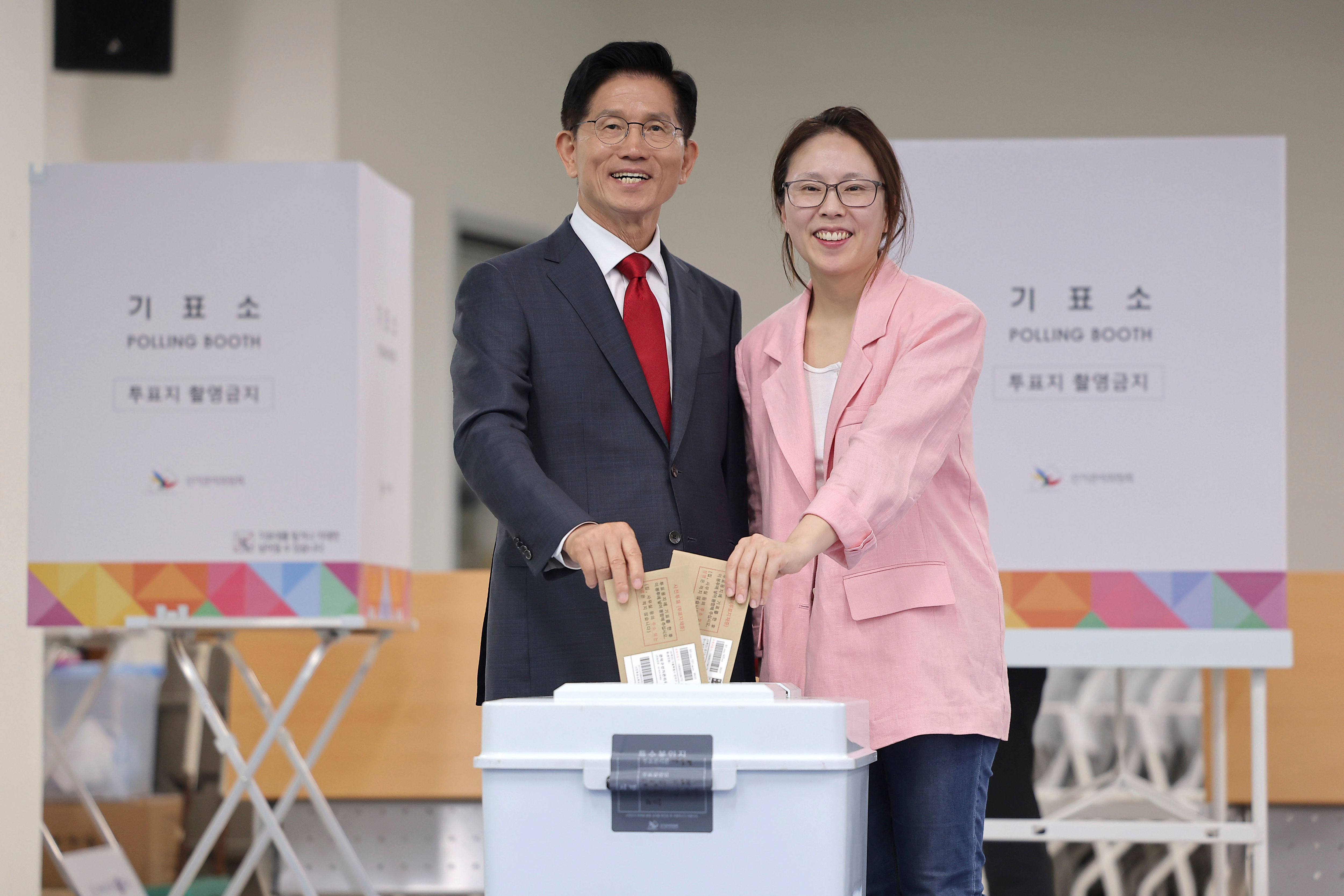 ▲▼國民力量候選人金文洙29日和女兒在仁川完成事前投票。（圖／達志影像／美聯社）