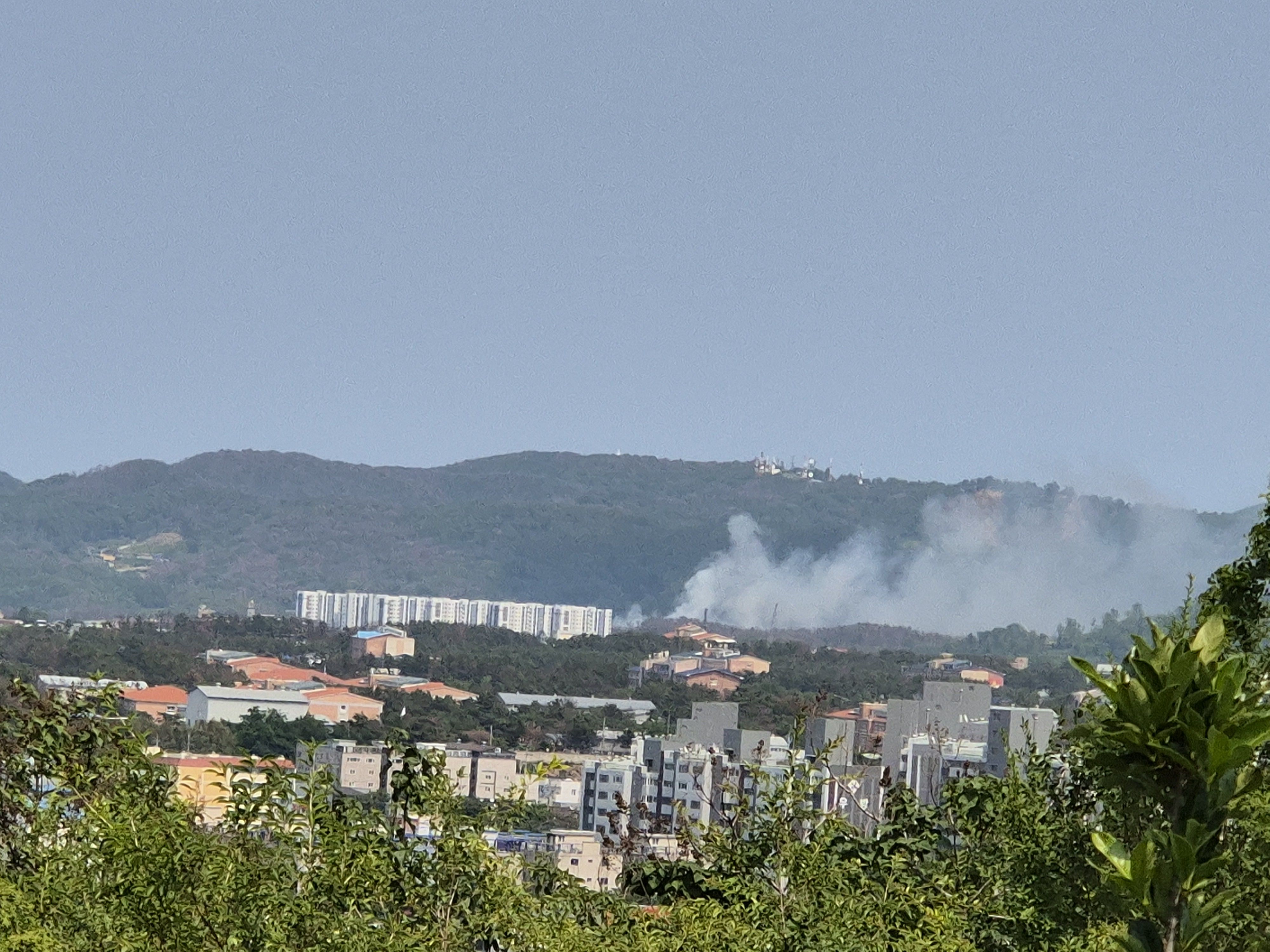 ▲▼南韓慶尚北道浦項機場附近，一架海軍反潛機墜毀深山。（圖／達志影像／newscom）