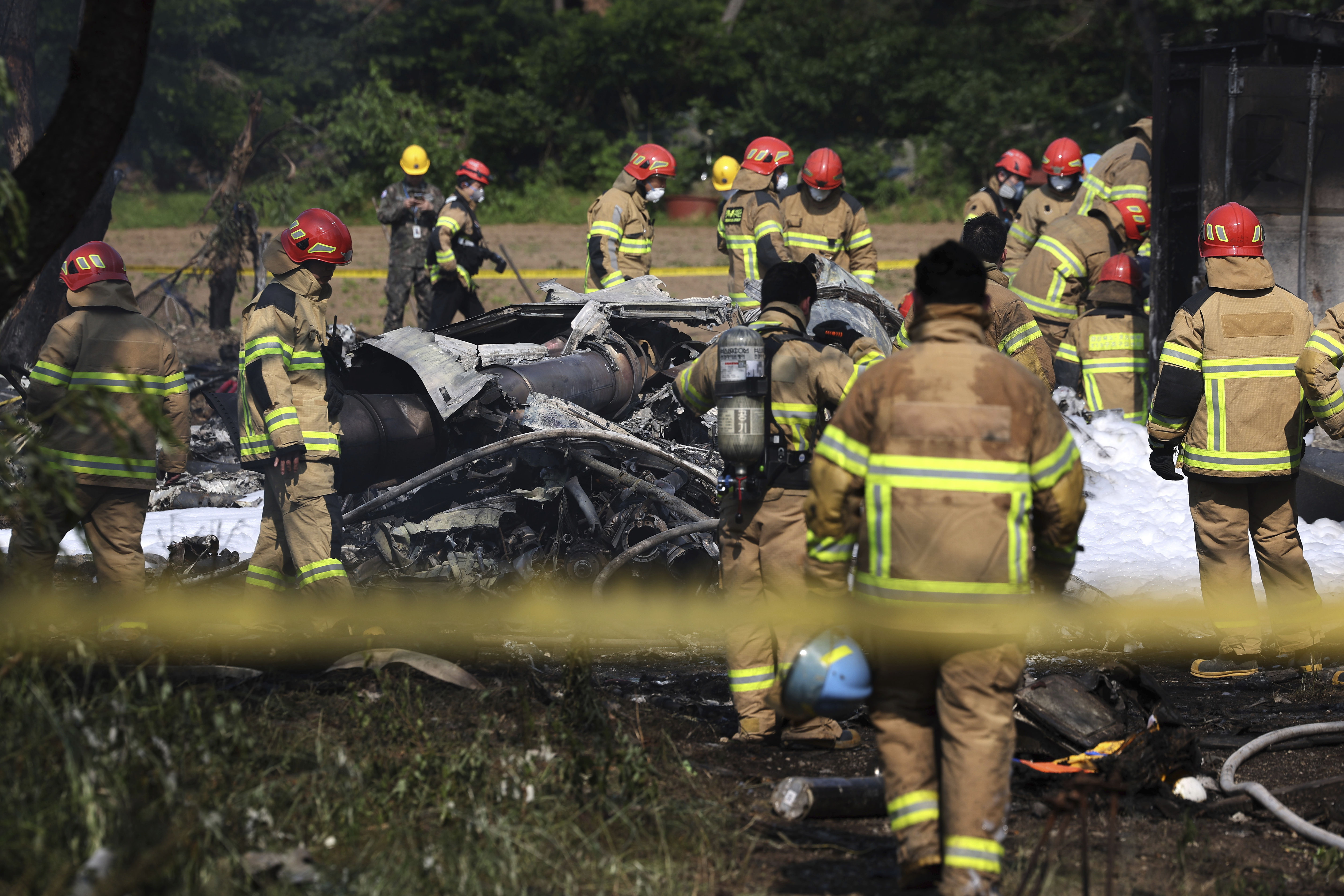 ▲▼南韓海軍反潛機P-3C墜毀浦項,消防當局滅火後搜到遺體。(圖/達志影像/美聯社)