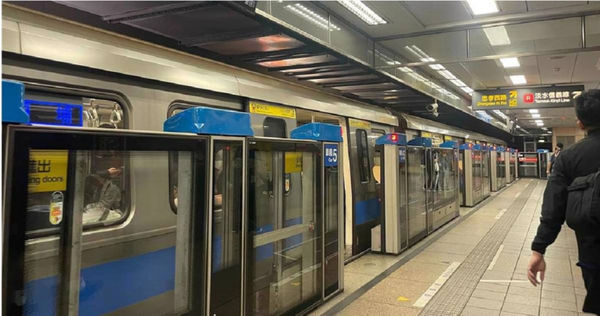 北捷近日發布最新公告，禁止旅客在站內從事募捐、設攤等政治性活動。（圖／報系資料照）