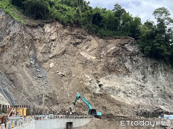 ▲投89線30.7K處落石不斷。（圖／記者高堂堯翻攝）