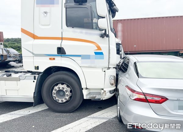 ▲國道一號南向楊梅路段天上午發生大貨車疑似變換車道不當，擦撞自小客車後一路推撞驚險畫面。（圖／記者沈繼昌翻攝）