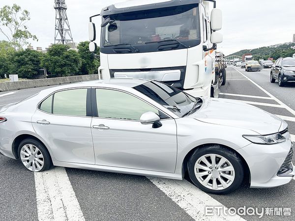▲國道一號南向楊梅路段天上午發生大貨車疑似變換車道不當，擦撞自小客車後推撞，所幸均無人受傷受困。（圖／記者沈繼昌翻攝）