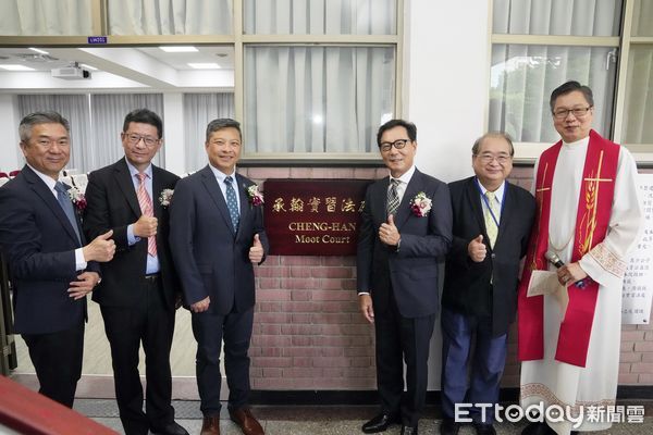 ▲▼輔仁大學「承翰實習法庭」揭牌，幕後重要推手富邦集團董事長蔡明忠（右）親自出席，受到藍易振校長（左）熱烈歡迎。（圖／輔大提供）
