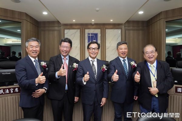 ▲▼輔仁大學「承翰實習法庭」揭牌，幕後重要推手富邦集團董事長蔡明忠（右）親自出席，受到藍易振校長（左）熱烈歡迎。（圖／輔大提供）