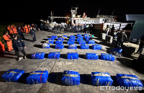▲海巡署29日公布破獲台南漁船密艙藏毒案，查獲逾400公斤大麻毒品。（記者林東良翻攝，下同）