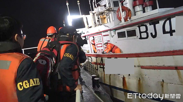 ▲海巡署29日公布破獲台南漁船密艙藏毒案，查獲逾400公斤大麻毒品。（記者林東良翻攝，下同）