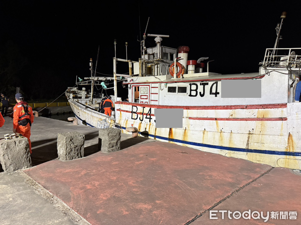 ▲海巡署29日公布破獲台南漁船密艙藏毒案，查獲逾400公斤大麻毒品。（記者林東良翻攝，下同）