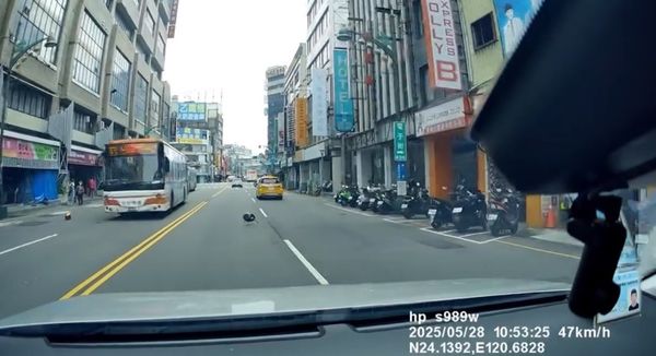 ▲▼車前驚見安全帽被拋滾路面，警調監視器追查中。（圖／joker_868h2授權提供，下同）