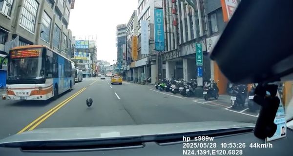 ▲▼車前驚見安全帽被拋滾路面，警調監視器追查中。（圖／joker_868h2授權提供，下同）