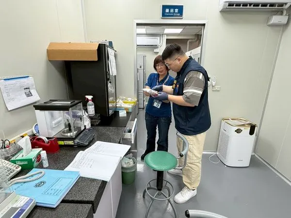 ▲花蓮環保局針對兼售「具食安風險疑慮化學物質」場所辦理稽查，受查核業者皆符合規定。（圖／花蓮縣政府提供，下同）