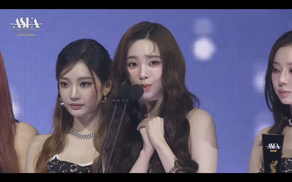 ▲▼▲▼Karina又被炎上！領獎「講錯團名」笑到放棄講感言　韓網傻眼：獎這麼好拿？。（圖／翻攝自ASIA STAR ENTERTAINER AWARDS 2025）