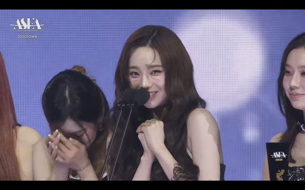 ▲▼▲▼Karina把團名講錯，笑到講不下去，態度引起爭議。（圖／翻攝自ASIA STAR ENTERTAINER AWARDS 2025）