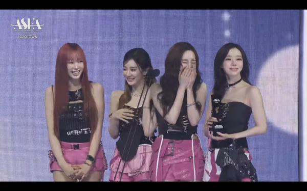 ▲▼▲▼Karina又被炎上！領獎「講錯團名」笑到放棄講感言　韓網傻眼：獎這麼好拿？。（圖／翻攝自ASIA STAR ENTERTAINER AWARDS 2025）