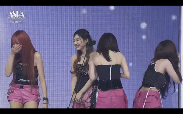 ▲▼▲▼Karina又被炎上！領獎「講錯團名」笑到放棄講感言　韓網傻眼：獎這麼好拿？。（圖／翻攝自ASIA STAR ENTERTAINER AWARDS 2025）