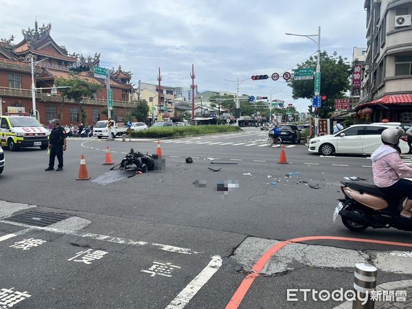 ▲台南嚴重車禍，汽車左轉未禮讓直行，雙載機車2傷，其中一人肢體變形。（圖／記者林東良翻攝，下同）