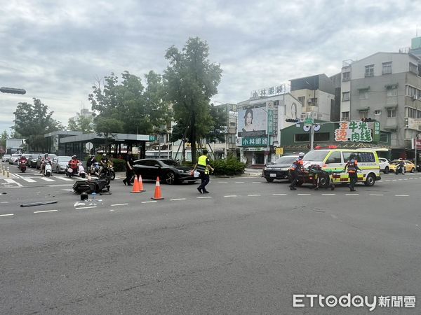 ▲台南嚴重車禍，汽車左轉未禮讓直行，雙載機車2傷，其中一人肢體變形。（圖／記者林東良翻攝，下同）