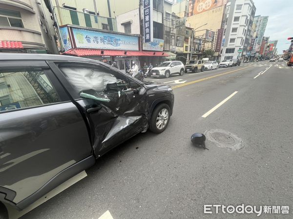 ▲台南嚴重車禍，汽車左轉未禮讓直行，雙載機車2傷，其中一人肢體變形。（圖／記者林東良翻攝，下同）