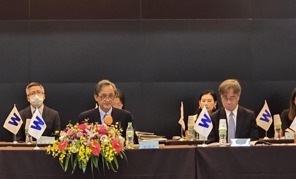 ▲萬海股東會由獨立董事賴榮年(左)主持，右為萬海總經理謝福隆。（圖／萬海提供）