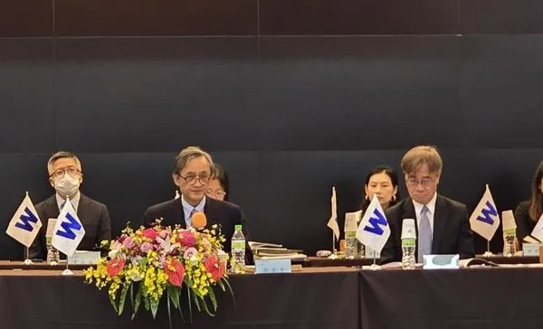 ▲萬海股東會由獨立董事賴榮年(左)主持，右為萬海總經理謝福隆。（圖／萬海提供）