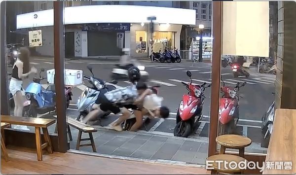 ▲兩名男子在馬公市的街頭打架，熱褲妹在旁邊很急             。（圖／地方中心翻攝）