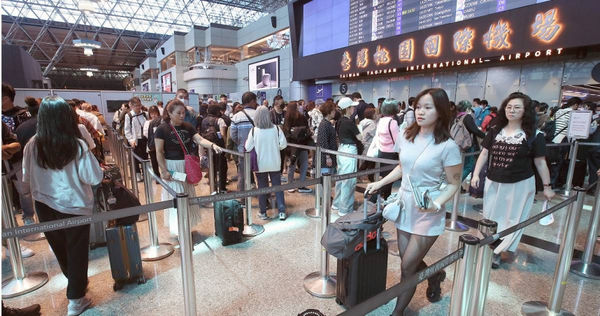 財政部關務署修訂《海關緝私案件免處罰標準》，未來旅客若是購買假名牌包包、手錶、3C產品等仿冒品，即使價格未超過5000元，仍將被沒收，並處以最高1.5萬元罰鍰。（示意圖／報系資料照）