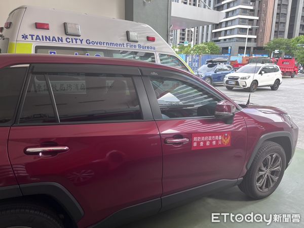 ▲台南市議員陳皇宇在市政總質詢中，痛批消防局捐贈車輛標示管理失當，引爆紅包與公務車使用爭議。（記者林東良翻攝）