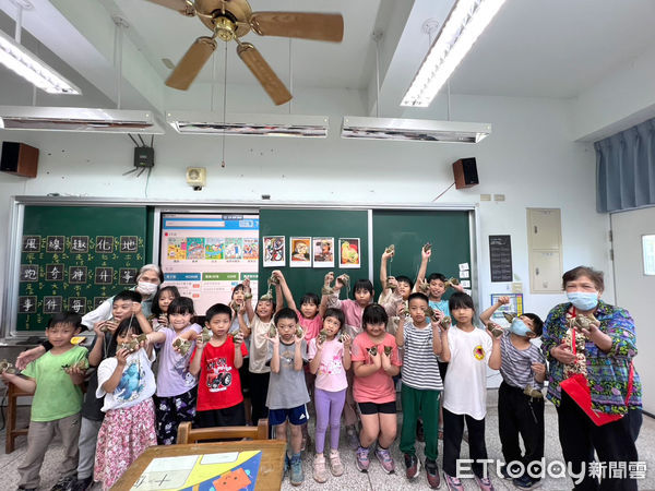 ▲▼長輩一同動手包粽，重拾記憶中的傳統節慶氣氛。（圖／門諾基金會提供，下同）