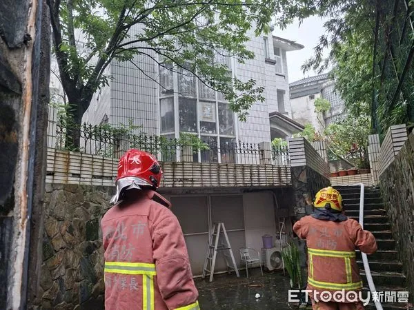 ▲淡水民宅火警，警消出動搶救。（圖／記者陳以昇翻攝，下同）