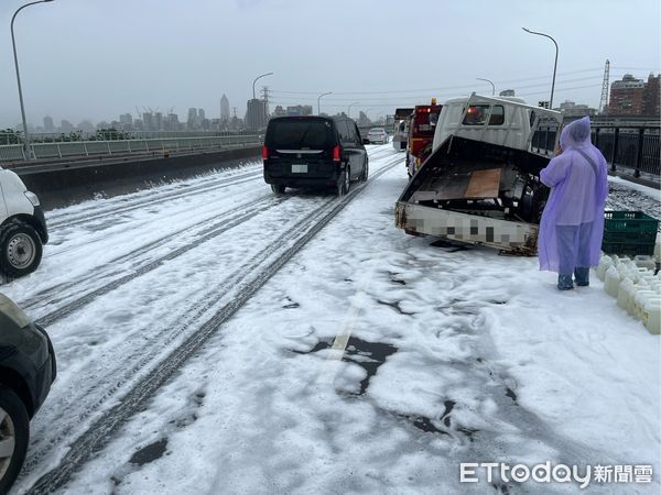 ▲▼華江橋上小貨車被追撞，後車斗清潔用品散落，與雨水混合形成大量泡沫，往來車輛紛紛減速通過             。（圖／記者陳以昇翻攝）