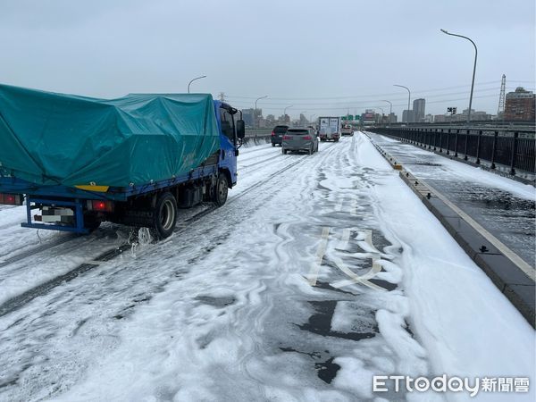 ▲▼華江橋上小貨車被追撞，後車斗清潔用品散落，與雨水混合形成大量泡沫，往來車輛紛紛減速通過             。（圖／記者陳以昇翻攝）