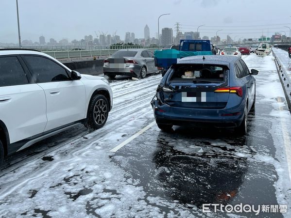▲▼華江橋上小貨車被追撞，後車斗清潔用品散落，與雨水混合形成大量泡沫，往來車輛紛紛減速通過             。（圖／記者陳以昇翻攝）